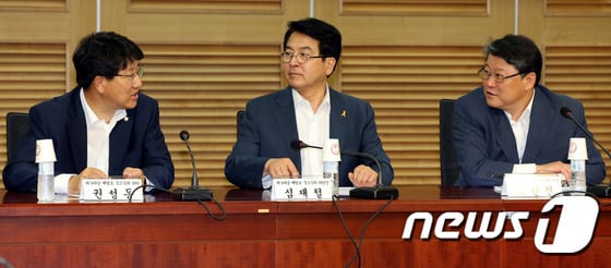 2014년 8월 29일 국회 세월호 국정조사 특별위원회에서 대화하고 있는 권성동 의원(왼쪽부터), 심재철 위원장, 조원진 의원.  © News1