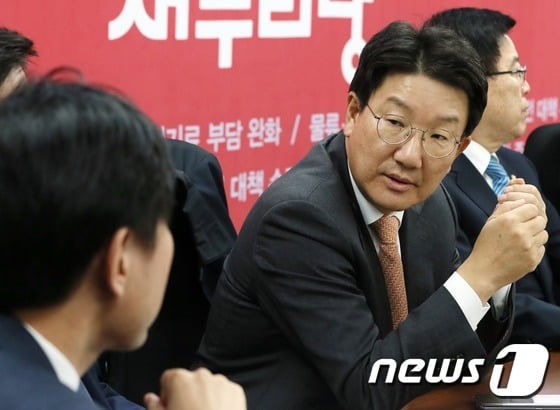 2016년 11월 22일 당시 권성동 국회 법사위원장이 서울 여의도 국회에서 열린 원내대책회의에서 하태경 의원과 대화를 하고 있다. © News1