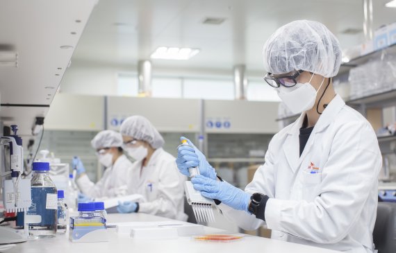 SK바이오사이언스 연구원들이 경북 안동 L하우스 연구시설에서 연구활동을 진행하고 있다./사진=SK바이오사이언스