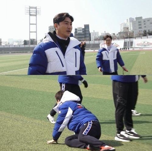 '어쩌다벤져스'의 팀워크를 다지기 위해 노력하던 안정환이 전설들에 밟히는 수모를 당한다. /사진=JTBC 제공