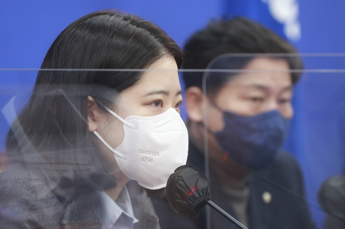박지현 더불어민주당 공동비대위원장이 정치권 일각에서 제기된 자질 논란에 대해 자신의 입장을 나타냈다. 사진은 박 위원장이 지난 24일 서울 여의도 국회에서 열린 정개특위 기자간담회에서 발언하던 모습. /사진=뉴스1