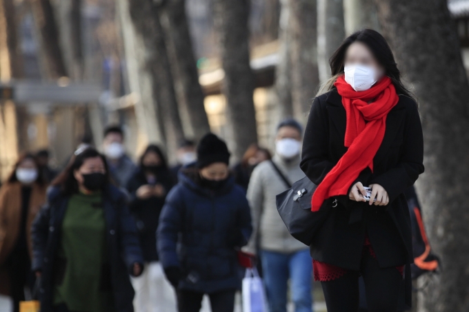 일요일인 27일은 전국에 찬 공기가 유입돼 대체로 쌀쌀하다. 사진은 서울 중구 시청역 앞 거리에서 두꺼운 옷을 걸친 시민들이 이동하는 모습. /사진=뉴시스