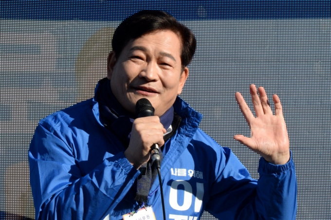 더불어민주당 내부에서 송영길 전 당대표의 서울시장 출마를 바라는 목소리가 나오고 있다. 사진은 송 전 대표가 지난 2월 충북 청주시 육거리시장 앞에서 열린 대통령 선거 지원유세에서 이재명 후보 지지를 호소하던 모습. /사진=뉴시스