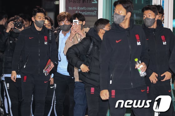 [사진] 손흥민 '공항에서도 인기 체감'