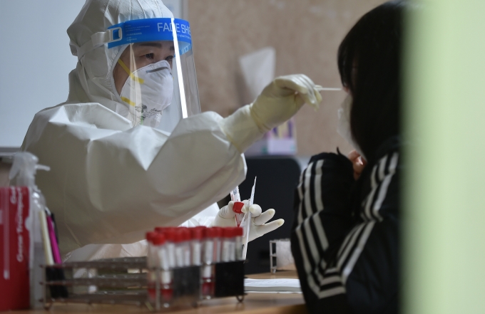 신종 코로나바이러스 감염증(코로나19) 신규 확진자가 30만명대를 기록했다. 사진은 경북 경산보건소 코로나19 선별진료소에서 한 시민이 PCR 검사를 받고 있는 모습. /사진=뉴시스