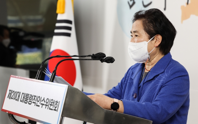 대통령직 인수위원회가 논란이 됐던 여성가족부 폐지를 사실상 공식화했다. 사진은 신용현 제20대 대통령직인수위원회 대변인이 27일 오후 서울 종로구 삼청동 인수위 기자회견장에서 부처 업무보고 일정 등 향후 계획에 대해 발표하고 있다. /사진=뉴시스