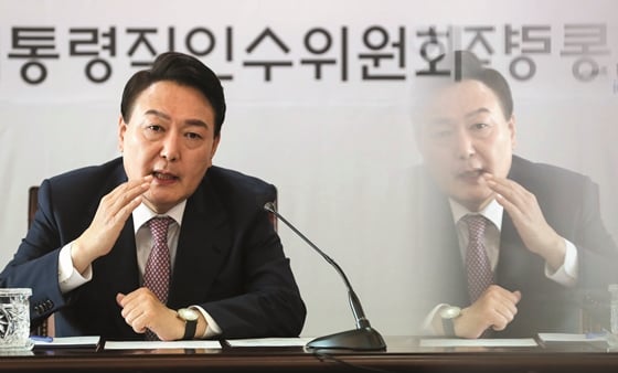윤석열 대통령 당선인이 '한미 정책협의 대표단'을 구성해 다음달 미국으로 파견할 예정이다. 사진은 지난 22일  서울 종로구 통의동 인수위에서 열린 간사단회의에서 모두발언을 하고 있는 윤 당선인. /사진=뉴스1