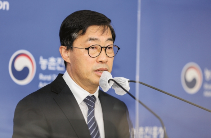 윤종철 국립식량과학원장이 지난 17일 농촌진흥청에서 ‘국산밀재배품질관리지원단 운영과 밀 자급률 향상을 위한 기술적 대응전략’에 대해 브리핑하고 있다. /사진=농촌진흥청