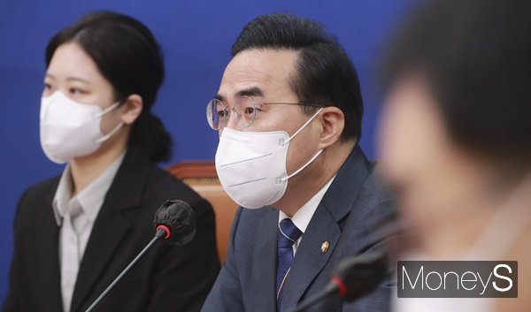 박홍근 더불어민주당 원내대표가 28일 추가 원내부대표 임명을 발표하며 인선을 마무리했다. 사진은 이날 서울 여의도 국회에서 발언하는 박 원내대표(가운데). /사진=장동규 기자