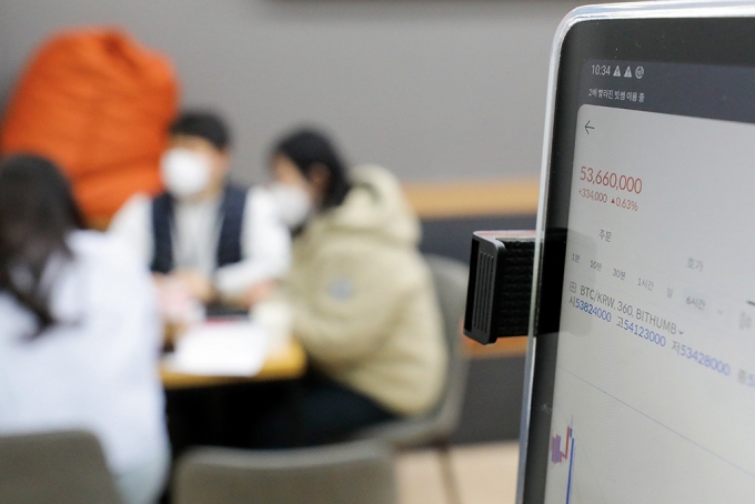 빗썸 고객지원센터 태블릿PC에 비트코인 시세가 나타난 모습./사진=뉴시스
