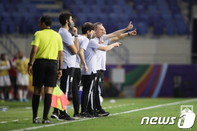 29일(현지시간) 아랍에미리트(UAE) 두바이 알막툼스타디움에서 열린 '2022 FIFA 카타르 월드컵 아시아 최종예선 A조 10차전' 대한민국과 UAE의 경기에서 벤투 감독이 후반전 작전 지시를 하고 있다. (대한축구협회 제공) 2022.3.29/뉴스1 © News1 이성철 기자