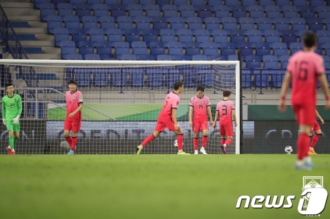 29일(현지시간) 아랍에미리트(UAE) 두바이 알막툼스타디움에서 열린 '2022 FIFA 카타르 월드컵 아시아 최종예선 A조 10차전' 대한민국과 UAE의 경기에서 대한민국 선수들이 실점 후 아쉬워하고 있다. (대한축구협회 제공) 2022.3.29/뉴스1 © News1 이성철 기자