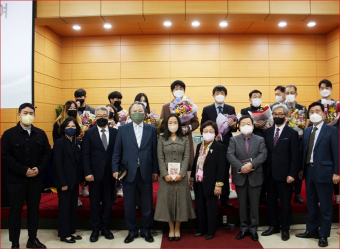 외식문화 기업을 추구하는 중견 프랜차이즈 훌랄라가 지난 3월 10일 경기도 용인시 소재 칼빈대학교 학생 10명에게 장학금 수여했다. (훌랄라 제공)