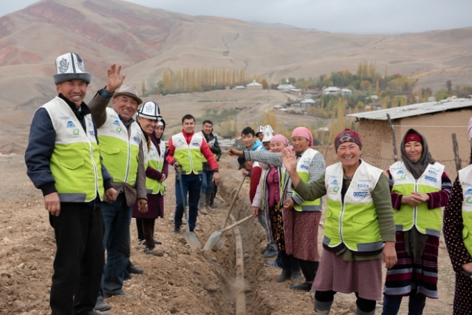 코이카와 굿네이버스가 키르기즈스탄에서 농촌개발사업을 시행하고 있는 가운데 사업에 참여하고 있는 현지 주민들이 손을 흔들어 보이고 있다. /사진=코이카