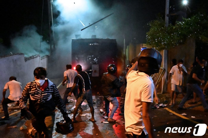 스리랑카에서 경제난에 불만을 품은 시위대가 대통령의 퇴진을 요구했다. © AFP=뉴스1 © News1 정윤영 기자