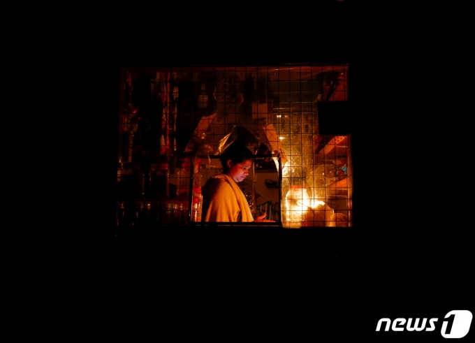 스리랑카 콜롬보에서 단전 시간 한 상점이 등불에 의지해 영업하는 모습. 2022. 3. 30. © 로이터=뉴스1 © News1 최서윤 기자
