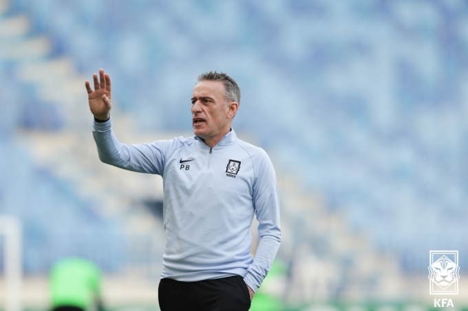 파울루 벤투 축구 국가대표팀 감독이 지난 28일(현지시각) 아랍에미리트(UAE) 두바이 알막툼 스타디움에서 훈련을 지도하고 있다./사진=뉴스1