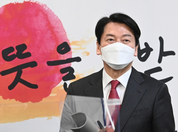 안철수 대통령직 인수위원장이 31일 오후 서울 종로구 삼청동 인수위 대회의실에서 열린 제6차 코로나비상대응특위 회의에 참석하고 있다./사진=뉴스1