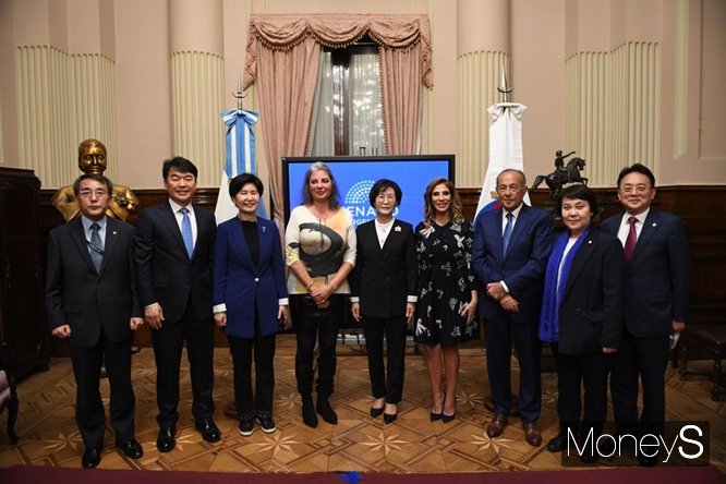 김상희 국회 부의장이 지난달 31일(이하 한국시각) 아르헨티나를 공식 방문한 가운데 머니S는 막달레나 솔라리 킨타나 아르헨티나 상원의원(프렌테레노바도르데라콘코르디아·미시오네스주)과의 통화를 통해 당시 상황을 전해들었다. 사진은 왼쪽부터 장명수 주아르헨티나한국 대사·문진석 의원·백혜련 의원·킨타나 의원·김상희 부의장·압달라 임시 상원의장·사아 외통위원장·정춘숙 의원·김희곤 의원. /사진=킨타나 의원 제공