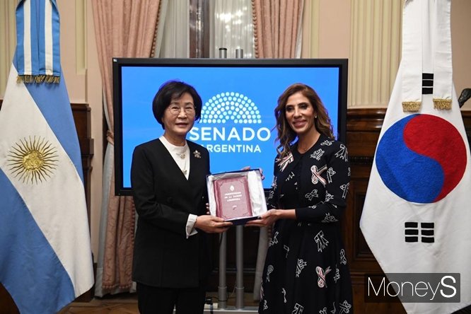 사진은 김상희 부의장(왼쪽)과 압달라 임시 상원의장. /사진=킨타나 의원 제공