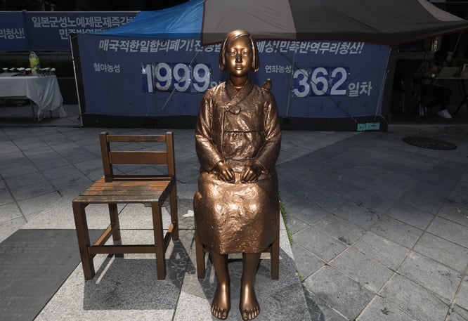 일본군 '위안부' 피해자를 상징하는 '평화의 소녀상'이 지난 2일 일본 도쿄에서 지난 2015년 이후 7년 만에 전시됐다. 사진은 지난해 6월 서울 종로구 옛 주한일본대사관 앞에 설치된 소녀상. /사진=뉴스1