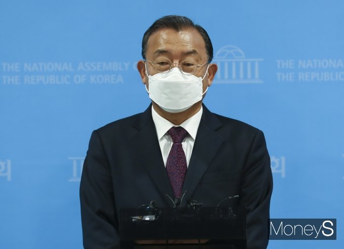 [머니S포토] 전남지사 출마 선언 후 취재진 질문에 답하는 이정현