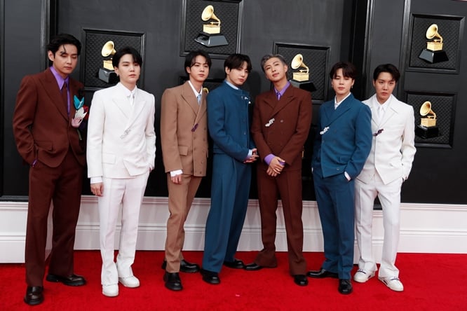 그룹 방탄소년단(BTS)이 2년 연속 그래미 어워드에서 수상하지 못하자 일본 네티즌들이 아쉬움을 토로했다. 사진은 제64회 그래미 어워드에 참석한 BTS. /사진=로이터
