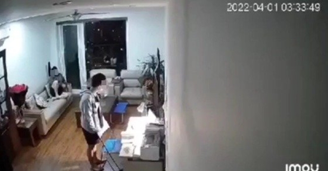 베트남 하노이의 한 남학생이 지난 1일(현지시각) 자신을 감시하는 아버지 앞에서 극단적 선택을 하는 사건이 발생했다. /사진=레딧 캡처