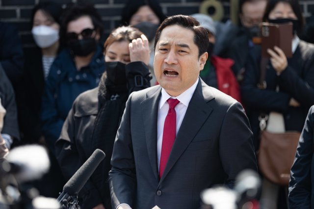 강용석 가로세로연구소 소장이 4일 오후 경기도 수원시 권선구 제10전투비행단 앞에서 열린 경기도지사 출마 공식선언 기자회견에서 발언을 하고 있다. / 사진=뉴스1