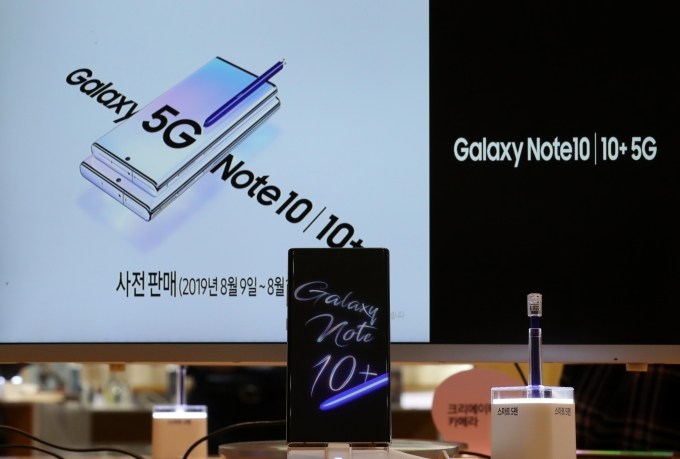 삼성전자가 2019년 출시한 플래그십 스마트폰 '갤럭시노트10' 시리즈에도 '게임옵티마이징 서비스'(GOS) 기능 관련 업데이트를 적용했다. /사진=뉴시스