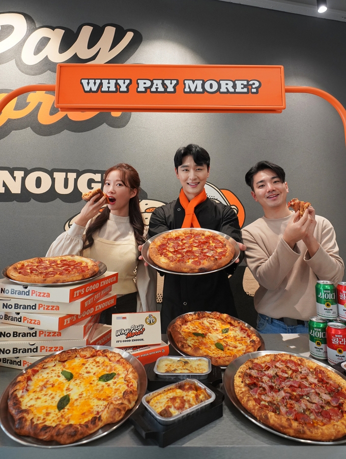국내 피자 시장을 수년간 주름잡아온 외국계 프랜차이즈 3사의 판에 토종 브랜드가 뛰어든다. 사진은 노브랜드 피자를 들고 있는 모델의 모습. /사진제공=노브랜드피자