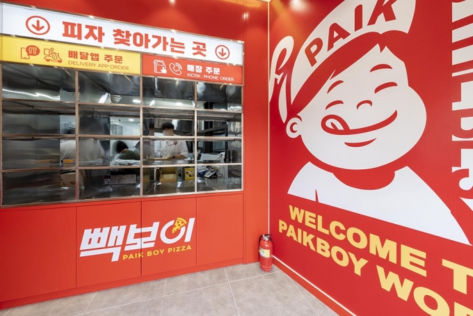 더본코리아는 지난해 12월 서울시 관악구 봉천동에 ‘빽보이피자’를 오픈했다. /사진제공=더본코리아