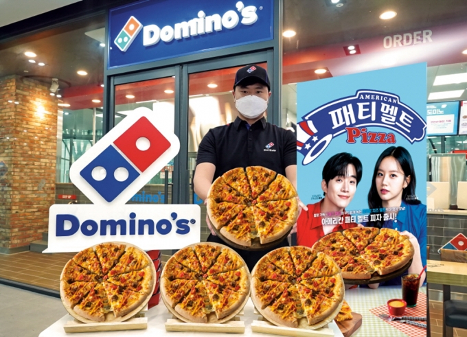 2000년대 중반부터 2010년대 중반까지는 토종 브랜드인 미스터피자 시대였다. 사진은 도미노피자 모델이 신제품을 선보이고 있다. /사진=도미노피자