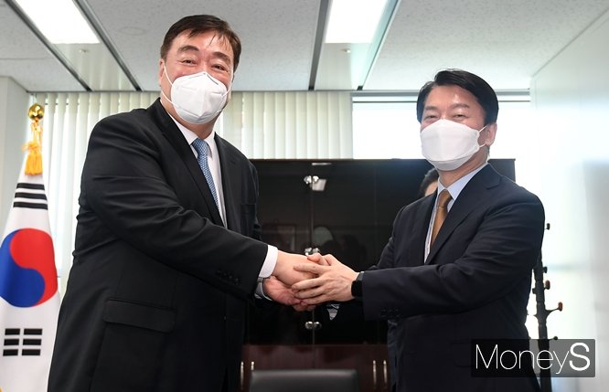 안철수 인수위원장이 6일 오후 싱하이밍 주한 중국대사를 만나 "대한민국이 북핵의 위협으로부터 우리 스스로를 보호하기 위해 한미동맹이 중요하는 점을 중국 측에서 확실하게 인식하고 있어야 한다"고 밝혔다. 사진은 안 위원장(오른쪽)과 싱 대사. /사진=장동규 기자