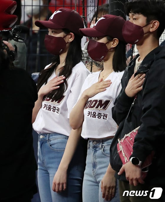 [사진] 국민의례 하는 프로미스나인 장규리와 이새롬