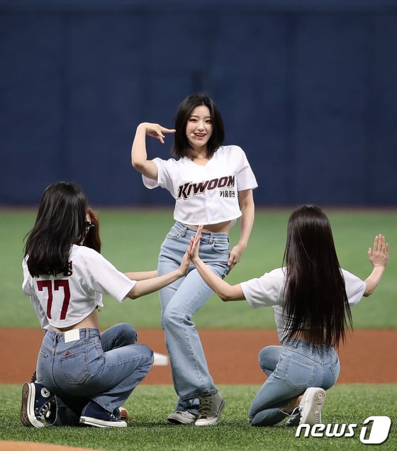 [사진] 시구 전 공연 펼치는 프로미스나인