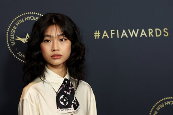 정호연의 소속사 사람엔터테인먼트는 7일 "정호연이 조 탈보트 감독이 연출을 맡은 '더 가버니스'(The Governesses)에 주연으로 캐스팅됐다"고 발표했다. 사진은 지난달 11일(한국시각) 미국 캘리포니아주 비벌리힐스에서 열린 미국영화연구소(AFI, American Film Institue) 시상식에 참석한 정호연. /사진=로이터