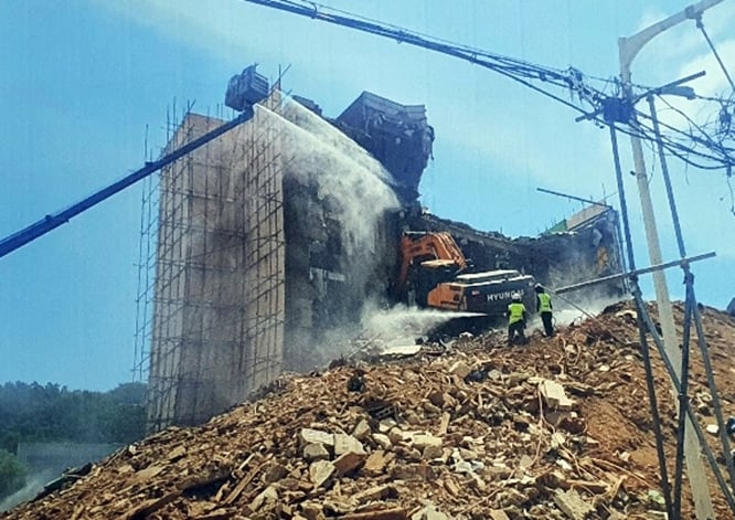 광주 동구 학동 재개발 철거 건물 붕괴 참사의 근본 배경으로 꼽히는 불법 재하도급 계약 비위를 저지른 조합 임원 출신 브로커가 7일 징역형을 선고받았다. 사진은 광주 동구 학동 재개발구역 철거 건물이 붕괴하기 전인 지난해 6월9일 오전 11시 철거 공사 현장 모습. /사진=뉴스1