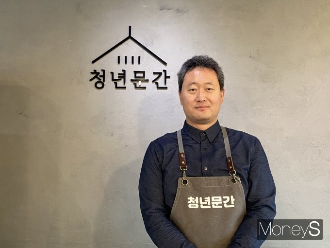 이문수 신부는 청년들이 밥 먹는 모습에서 행복감을 느낀다고 말한다. /사진=청년밥상문간