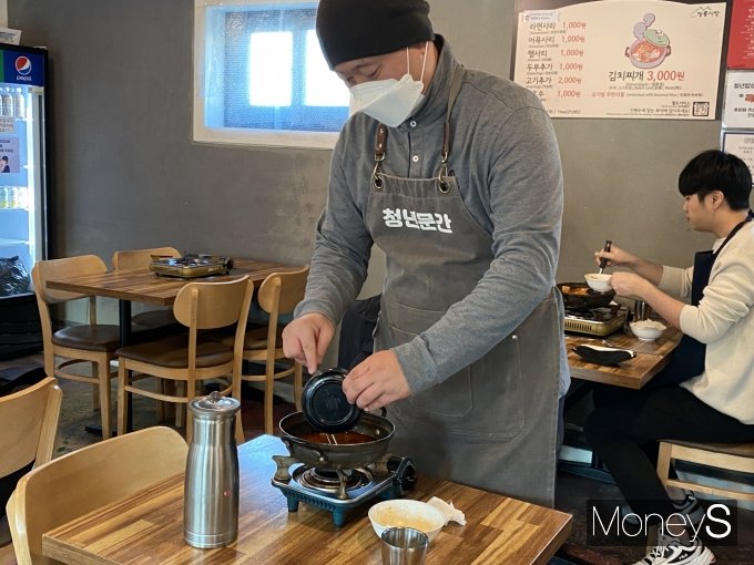 이문수 신부는 청년밥상문간을 운영하며 청년들에게 맛있는 김치찌개를 싸게 대접한다. /사진=청년밥상문간