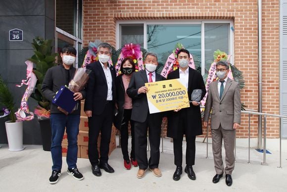 외식문화 기업 훌랄라 그룹 김병갑 회장이 고향인 충남 아산시 둔포면 신남2리 마을회관 경로당 준공식에 2000만원과 닭 200마리를 지원했다.(훌랄라그룹 제공)