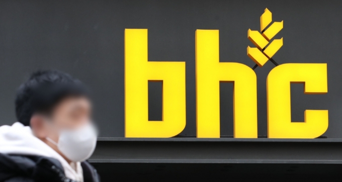 bhc는 경쟁사와 비교해 높은 영업이익을 자랑하는 업체다. 사진은 서울 시내 한 bhc 매장의 모습. /사진=뉴시스