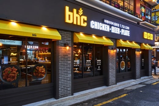 bhc의 영업이익률은 다른 치킨 프랜차이즈 경쟁사에 비해 월등히 높다. 사진은 bhc 매장./사진=bhc