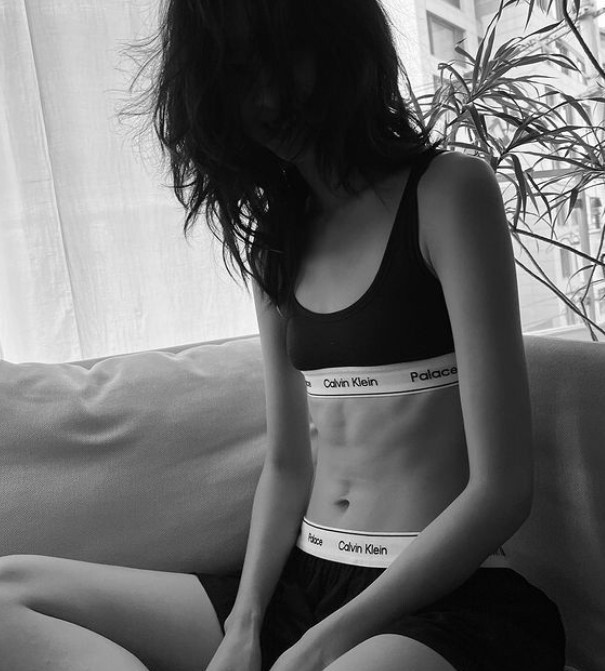 정호연이 복근을 드러낸 화보를 공개했다. / 사진=정호연 SNS