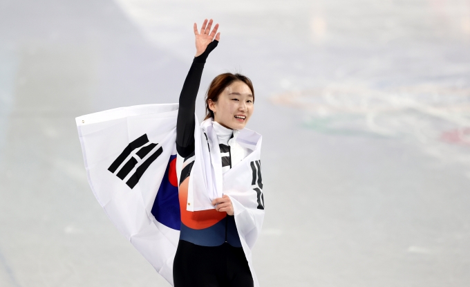 여자 쇼트트랙 에이스 최민정이 세계선수권 대회 모든 종목 예선을 1위로 통과했다. 사진은 지난 2월16일 오후 중국 베이징 캐피털 실내경기장에서 열린 2022 베이징동계올림픽 쇼트트랙 여자 1500m 결승, 금메달로 올림픽 2연패를 달성한 최민정이 태극기를 들고 기뻐하는 모습. / 사진=뉴시스 홍효식 기자