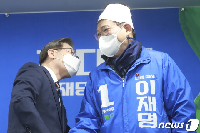 이재명 더불어민주당 대선 후보가 공식 선거운동 마지막 날인 8일 오전 서울 여의도 중앙당사에서 열린 '위기극복, 국민통합 특별 기자회견'에서 둔기 피습 후 퇴원한 송영길 대표의 상처 부위를 살피고 있다. 2022.3.8/뉴스1 © News1 오대일 기자