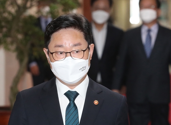 법무부 검찰국이 박범계 법무부 장관에 '검수완박'에 반대한다는 입장을 전달한 것으로 알려졌다. / 사진=뉴스1