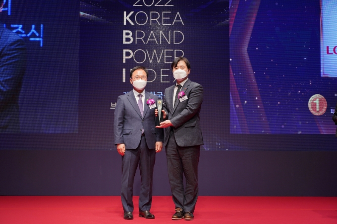 지난 7일 진행한 한국능률협회(KMAC)가 주관하는 2022 한국산업의 브랜드파워(K-BPI) 1위 인증식에서 롯데GRS 마케팅부문 이원택상무가 인증패 수여 후 기념 촬영을 하고 있다 (롯데리아 제공)