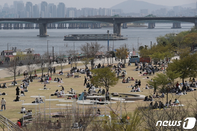 서울 지역 낮 최고기온이 25도까지 올라 초여름 날씨를 보인 10일 오후  여의도 한강공원이 나들이객으로 붐비고 있다. 2022.4.10/뉴스1 © News1 민경석 기자