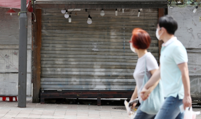 사진은 서울 중구 명동거리의 한 상점이 문을 닫은 채 영업을 하지 않고 있는 모습. /사진=뉴시스